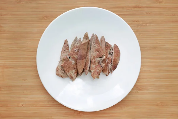 Βραστό Κρέας Χοιρινό Συκώτι Στο Άσπρο Πιάτο Φόντο Ξύλινη Σανίδα — Φωτογραφία Αρχείου