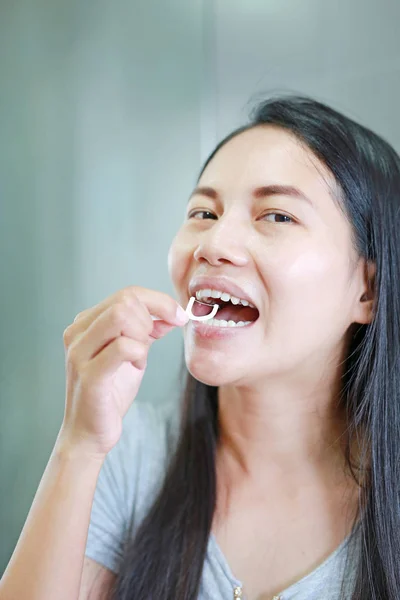 Азиатка Использует Зубную Нить Чистки Зубов — стоковое фото
