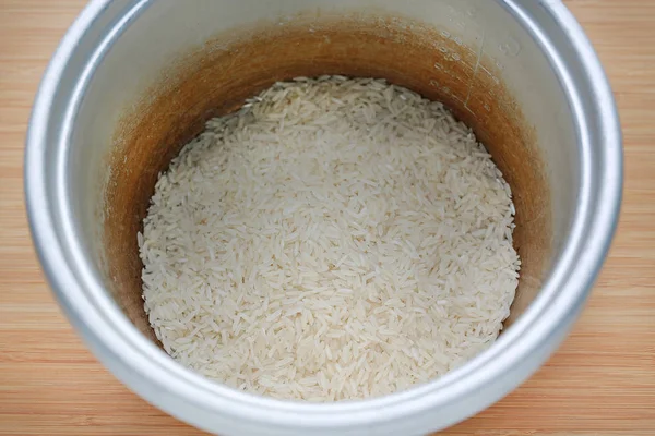 Raw Thajská Místní Jasmínová Rýže Hrnci Dřevo Pozadí Připravené Vaření — Stock fotografie