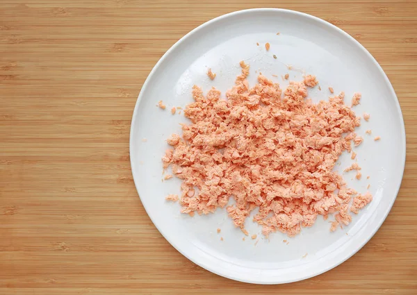 Poisson Saumon Déchiqueté Dans Une Assiette Blanche Sur Fond Planche — Photo