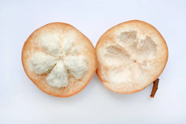 白い背景の上半分熟した Santol をカットします — ストック写真