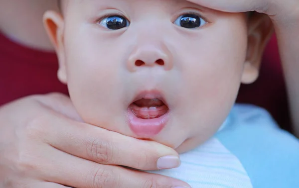 Мати Руки Відкривають Рот Огляду Перших Зубів Дитячий Головний Зуб — стокове фото