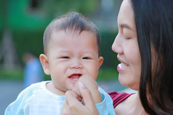 特写婴儿男孩吮吸手指与亚洲母亲携带 — 图库照片