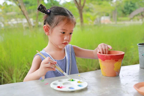 Asiatique Enfant Fille Peinture Sur Terre Cuite Plat — Photo