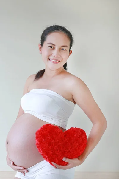 Πορτρέτο Της Εγκύου Κρατώντας Ένα Μαξιλάρι Κόκκινη Καρδιά Κοντά Την — Φωτογραφία Αρχείου
