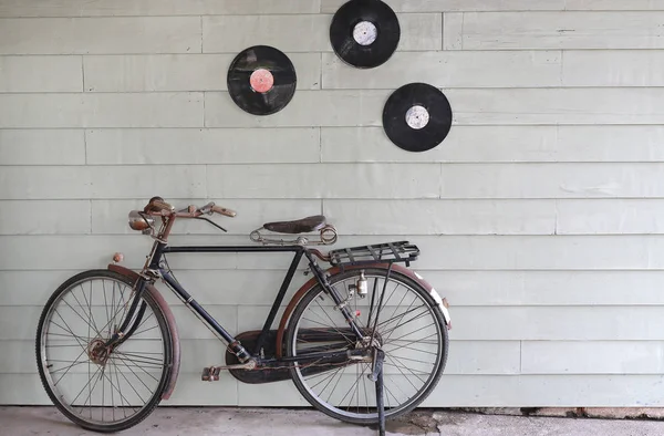 Vecchia Antica Bicicletta Sullo Sfondo Una Parete Grigia Legno — Foto Stock