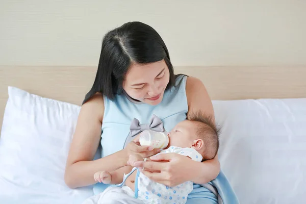 Asiática Madre Alimentación Leche Bebé Por Biberón Cama —  Fotos de Stock