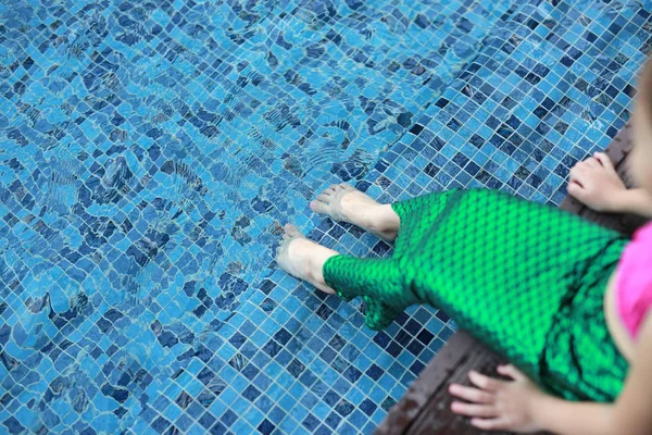 Primo Piano Piede Della Bambina Indossare Costume Bagno Sirena Sdraiato — Foto Stock