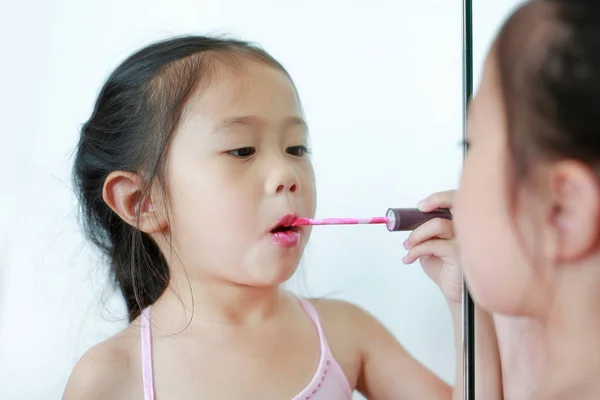 Χαριτωμένο Μικρό Κορίτσι Ασίας Παιδί Προσπαθεί Lip Gloss Κοντά Έναν — Φωτογραφία Αρχείου