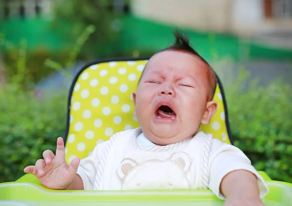 Primo Piano Del Neonato Seduto Piangere Sulla Sedia Giardino — Foto Stock