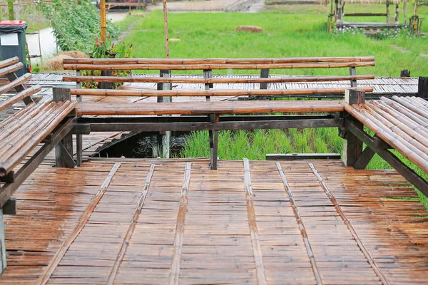 Страна Стиль Бамбука Скамейка Зеленом Поле Таиланд — стоковое фото
