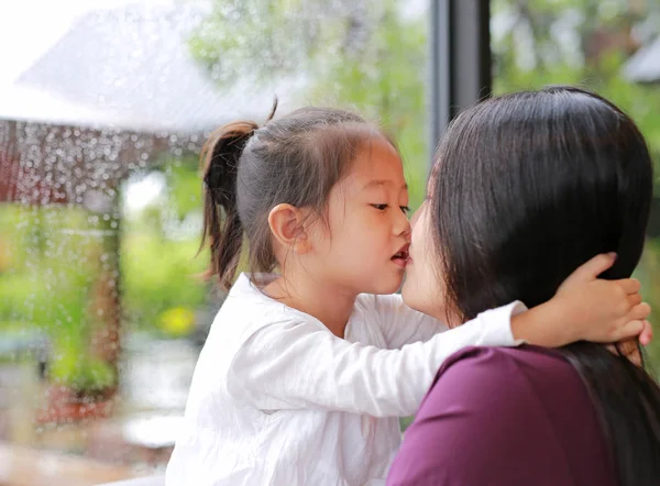 Gadis Asia Kecil Yang Manis Mencium Ibunya Dengan Cinta Dekat — Stok Foto