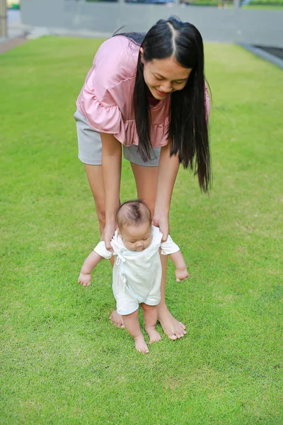 Madre Entrenando Bebé Para Caminar Los Primeros Pasos Jardín Hierba — Foto de Stock