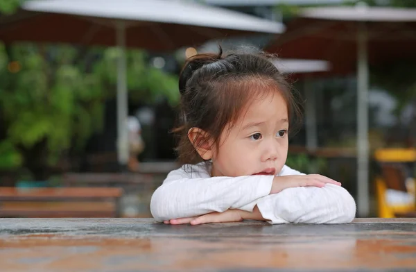 Ázsiai Gyermek Lány Feküdt Fából Készült Asztal Néz — Stock Fotó