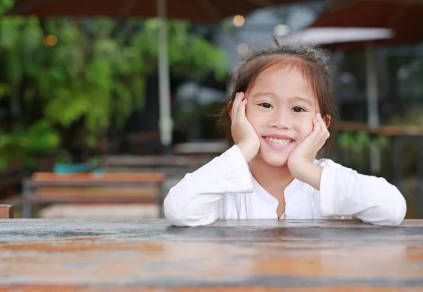 Glad Liten Asiatisk Kid Flicka Liggande Trä Bordet Med Snygga — Stockfoto