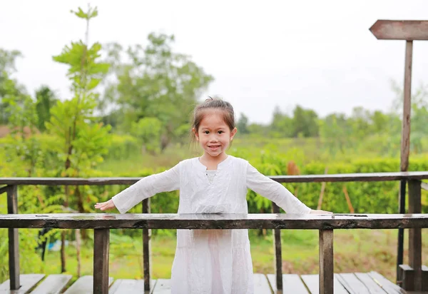 Lächelndes Kleines Asiatisches Kindermädchen Mit Offenen Armen Auf Holzbrücke Der — Stockfoto