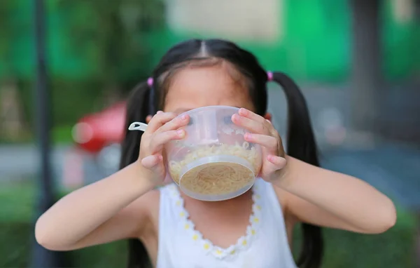 Petite Fille Asiatique Enfant Manger Nouilles Instantanées Matin Jardin — Photo