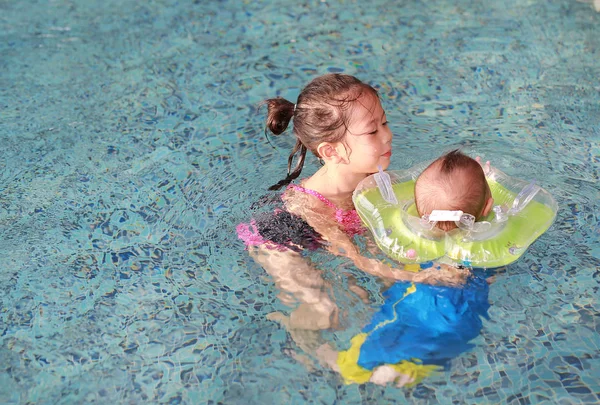 Asiatico Sorella Formazione Piccolo Fratello Costume Bagno Galleggiante Piscina Con — Foto Stock