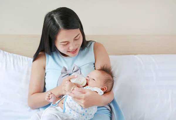 Ibu Asia Yang Cantik Memberi Susu Bayinya Dengan Botol Tempat — Stok Foto