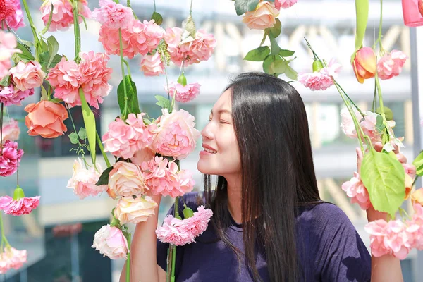 Mulheres Cheiram Flores Num Dia Ensolarado Rodeia Floração — Fotografia de Stock