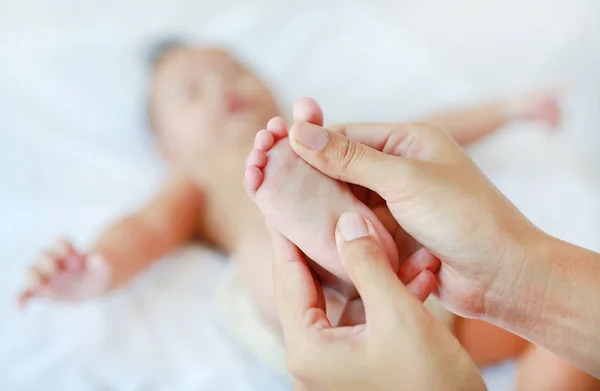 Primo Piano Baby Massaggio Piedi Sul Letto — Foto Stock
