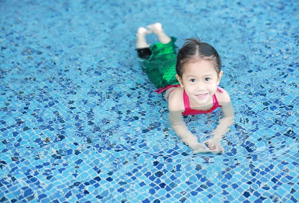 Sevimli Küçük Asyalı Çocuk Kız Giyim Denizkızı Yüzme Takımı Portresi — Stok fotoğraf