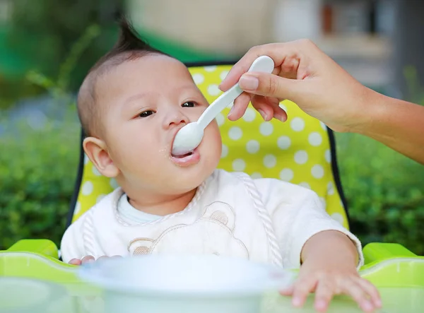 Mãe Alimentação Alimentos Para Crianças Cadeira Bebê Jardim — Fotografia de Stock
