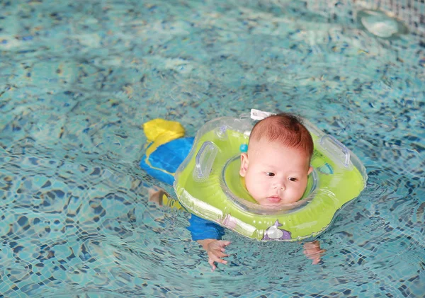 Neugeborenes Baby Baby Junge Badeanzug Schwimmt Pool Mit Sicherheit Durch — Stockfoto