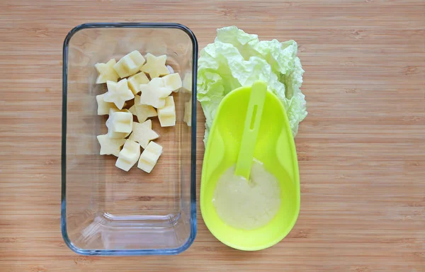 Gefrorene Babynahrung Hausgemacht Gelber Stern Aus Salatwürfeln Quadratischer Glasschüssel Auf — Stockfoto