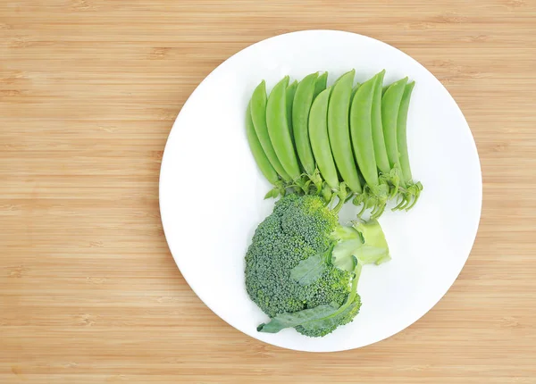 Fresh Vegetable White Plate Wooden Background Copy Space Broccoli Sweet — Stock Photo, Image