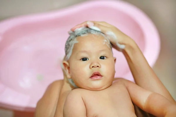 Niño Bebé Está Siendo Bañado Champú Por Madre —  Fotos de Stock