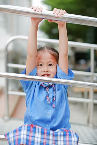 Usmíval Trochu Asijské Dívka Školní Uniformě Hravé Visí Kovové Schodiště — Stock fotografie