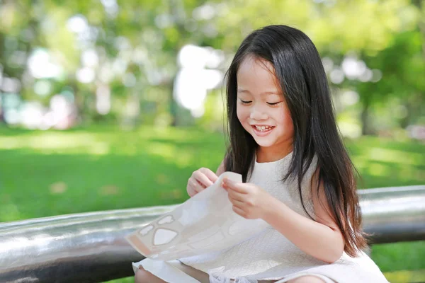 Feliz Pouco Ásia Criança Menina Jogar Adesivos Verde Parque — Fotografia de Stock