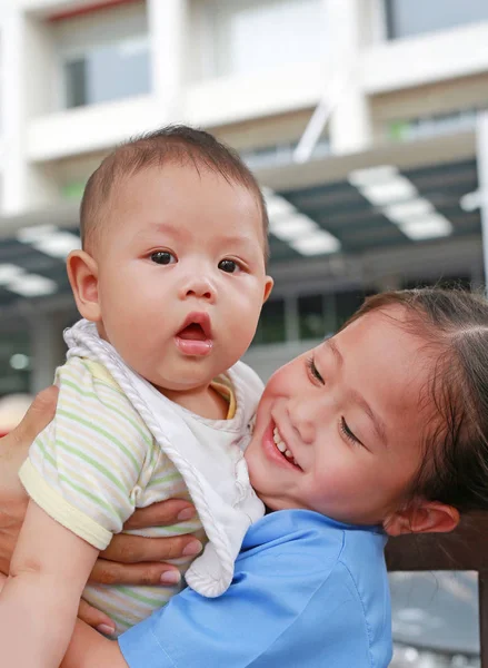 Grattis Lilla Asiatiska Syster Bär Hennes Lillebror — Stockfoto