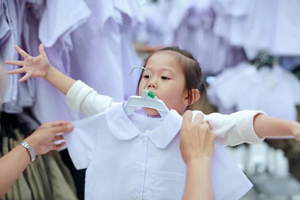 Moeder Probeert Dressing School Uniform Voor Haar Dochter Kinderen Van — Stockfoto