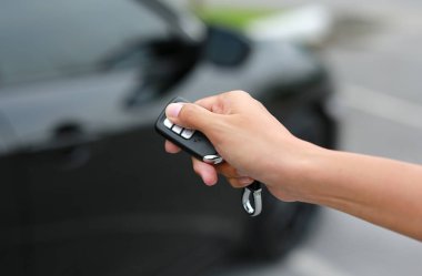 Holding düğmesini kapatmak için uzaktan araba el ve kapıyı aç.