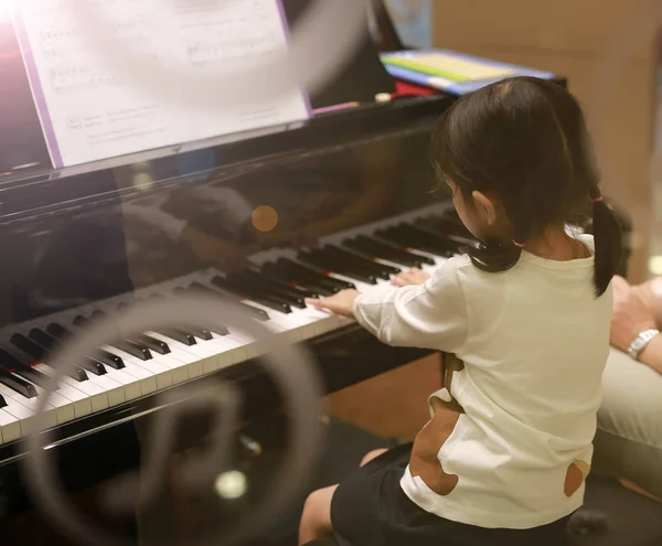 Barn Flicka Spela Piano Visa Från Utanför Glas — Stockfoto