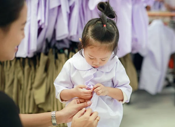 Moeder Probeert Dressing School Uniform Voor Haar Dochter Kinderen Van — Stockfoto