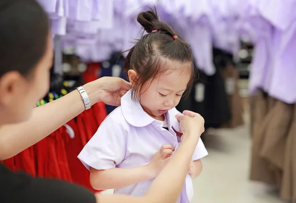 Madre Trate Vestir Uniforme Escolar Para Hija Niños Del Jardín — Foto de Stock