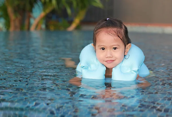 Gadis Kecil Berenang Kolam Renang Dalam Pelampung Melihat Kamera — Stok Foto