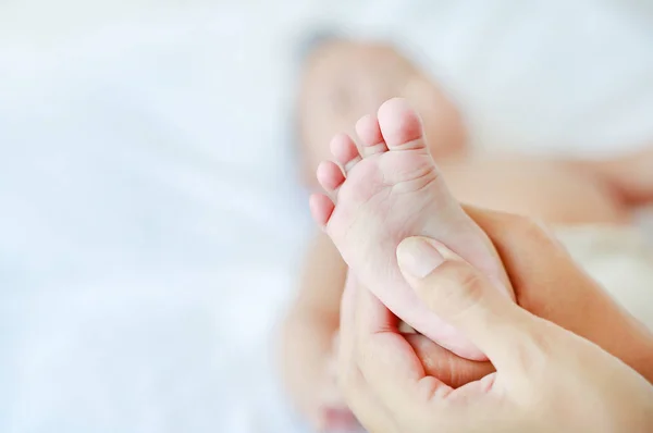 Mutter Macht Fußmassage Für Ihr Baby Auf Dem Bett — Stockfoto