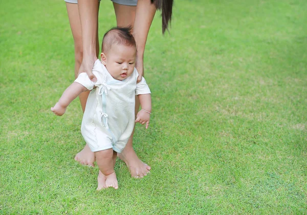 Moeder Oefende Haar Baby Jongen Eerste Stap Lopen Gras Tuin — Stockfoto