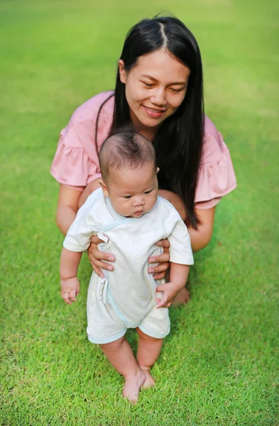 Bayi Belajar Berjalan Dengan Ibunya Atas Rumput Hijau Langkah Pertama — Stok Foto