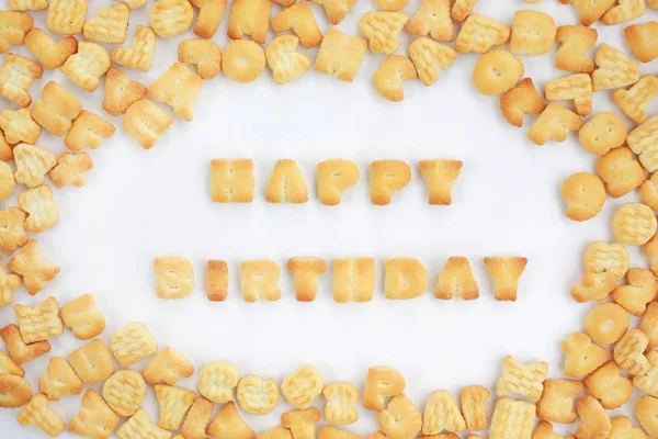 生日快乐 在中心和框架从英文字母饼干在白色背景 — 图库照片