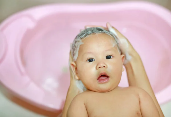 Asiático Bebé Chico Teniendo Baño Por Madre —  Fotos de Stock