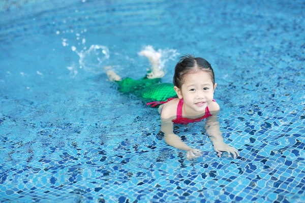 Retrato Lindo Niño Asiático Niña Usar Sirena Traje Baño Divierte — Foto de Stock