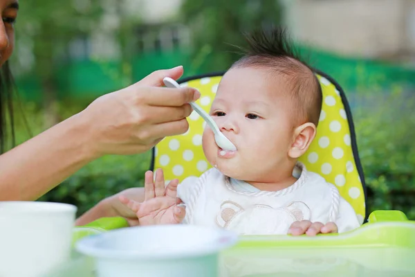 Alimentación Madre Para Bebé Silla Del Jardín — Foto de Stock