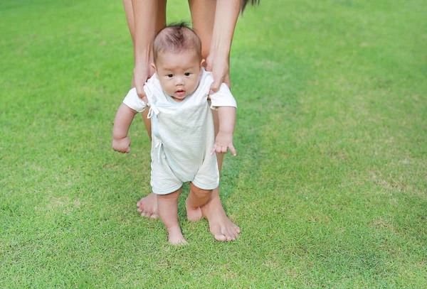 Ibu Melatih Bayi Laki Lakinya Langkah Pertama Berjalan Kebun Rumput — Stok Foto