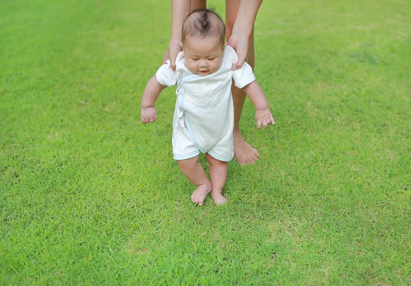 Eerste Stappen Van Pasgeboren Baby Tuin Van Groen Gras — Stockfoto