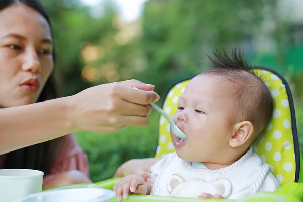 Alimentación Madre Para Bebé Silla Del Jardín — Foto de Stock